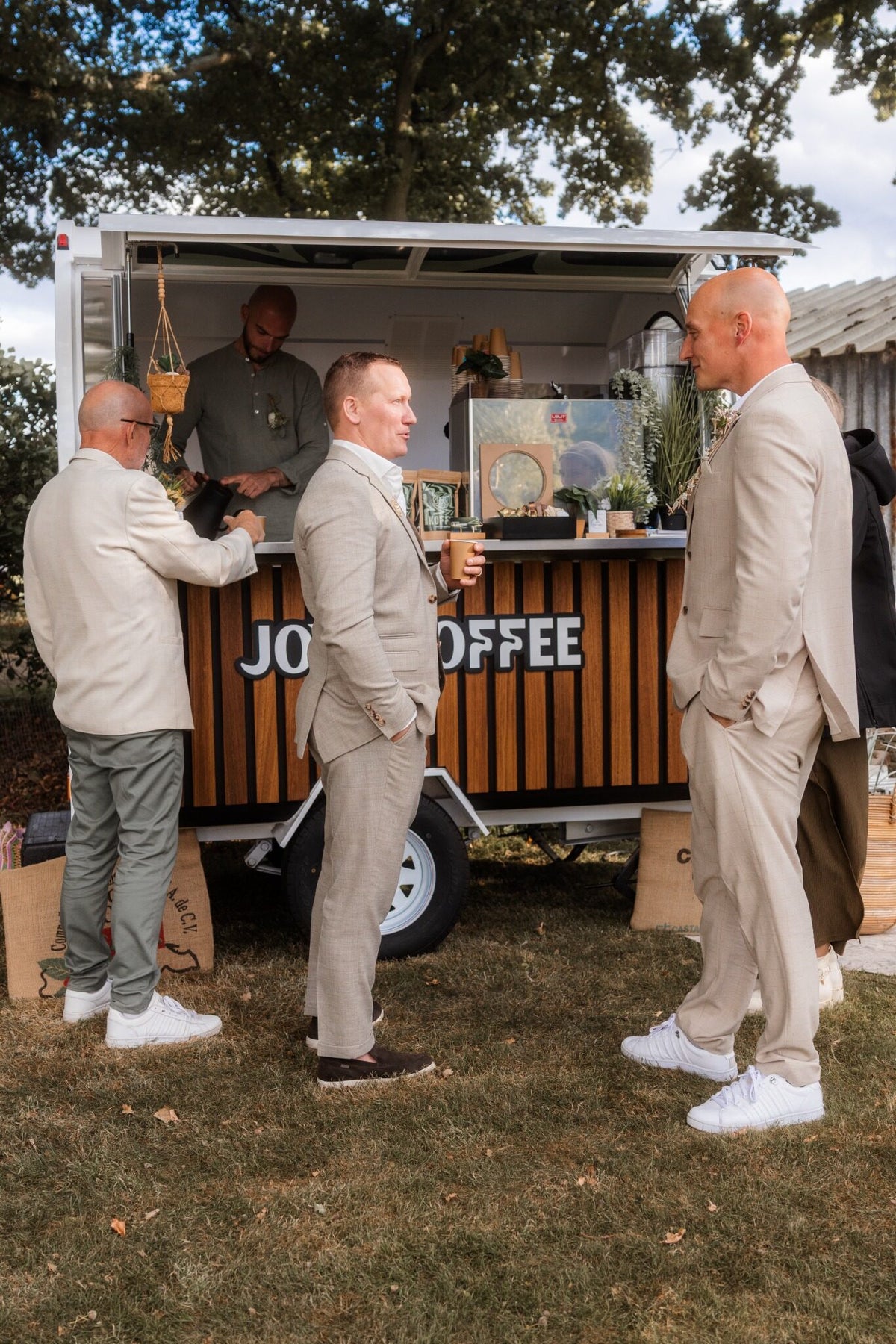 Barista van Joy of Coffee verzorgt koffie vanuit de koffietrailer op een bruiloft