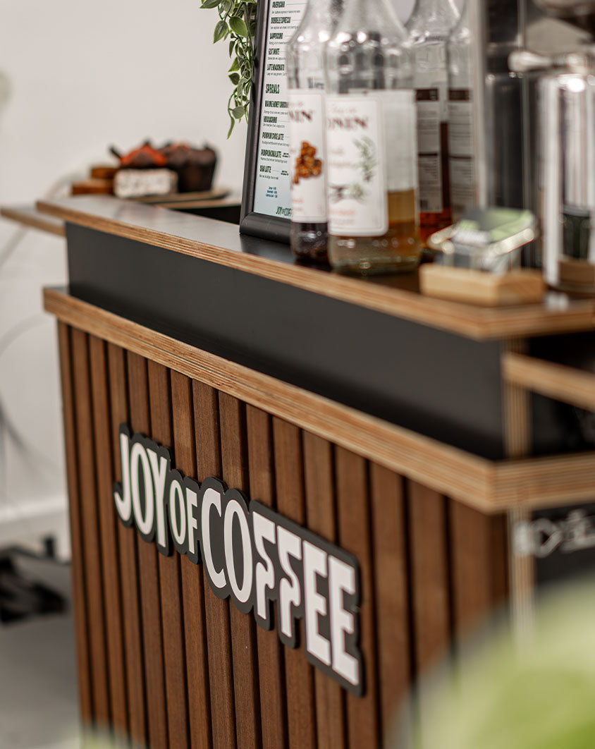 Detail van de houten mobiele koffiebar van Joy of Coffee