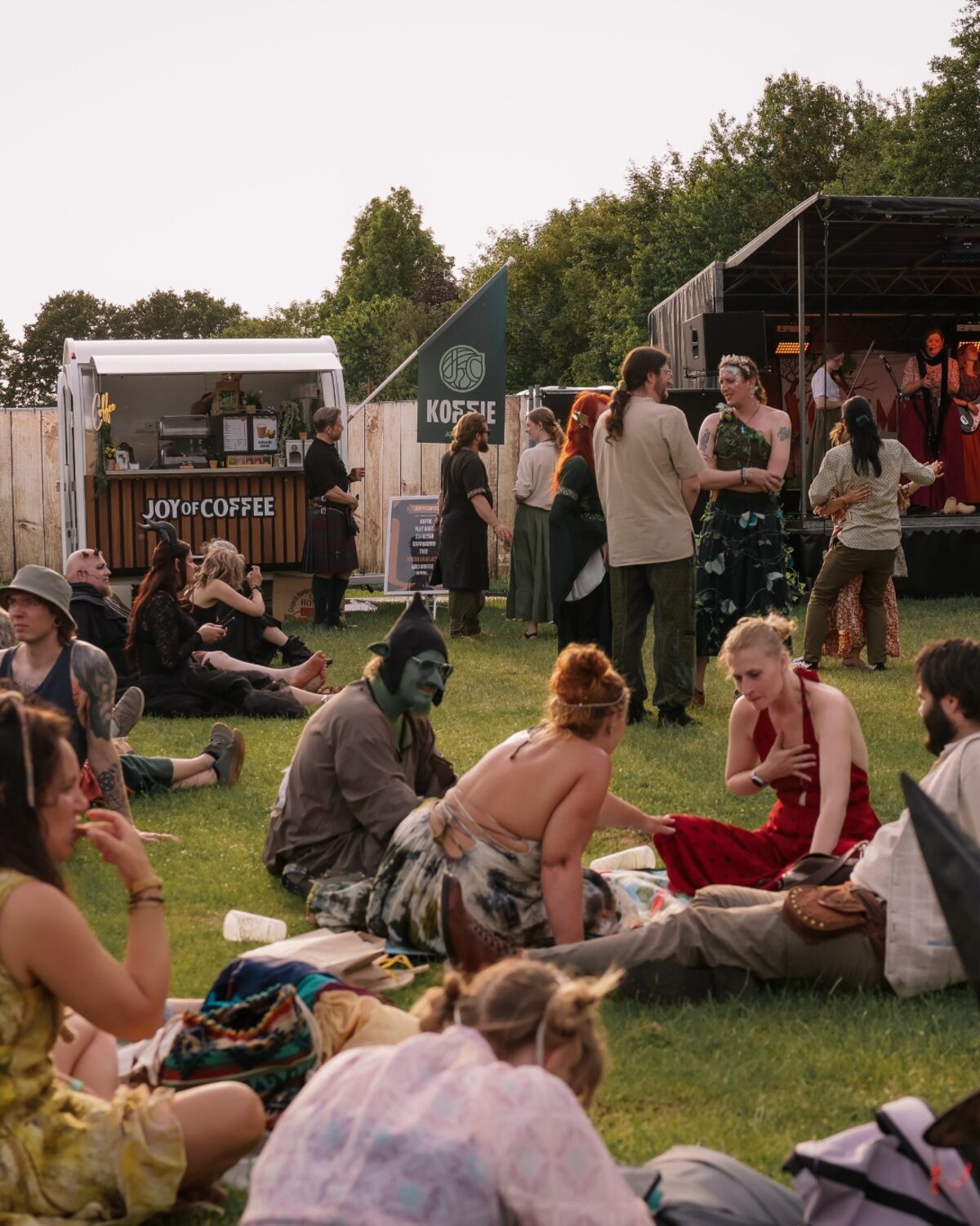 Mobiele koffietrailer van Joy of Coffee tussen het publiek op een festival