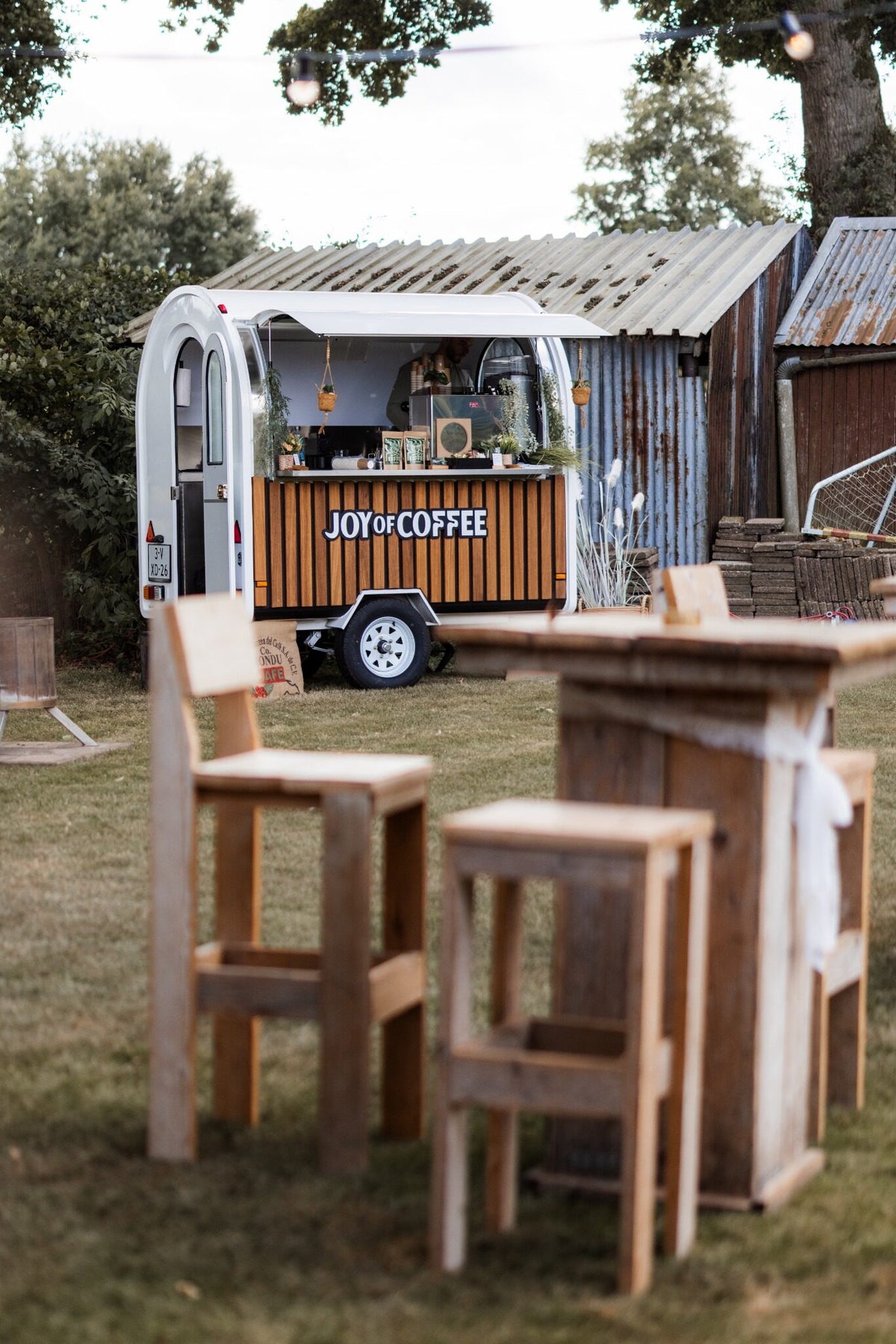 Mobiele koffietrailer van Joy of Coffee op een trouwlocatie