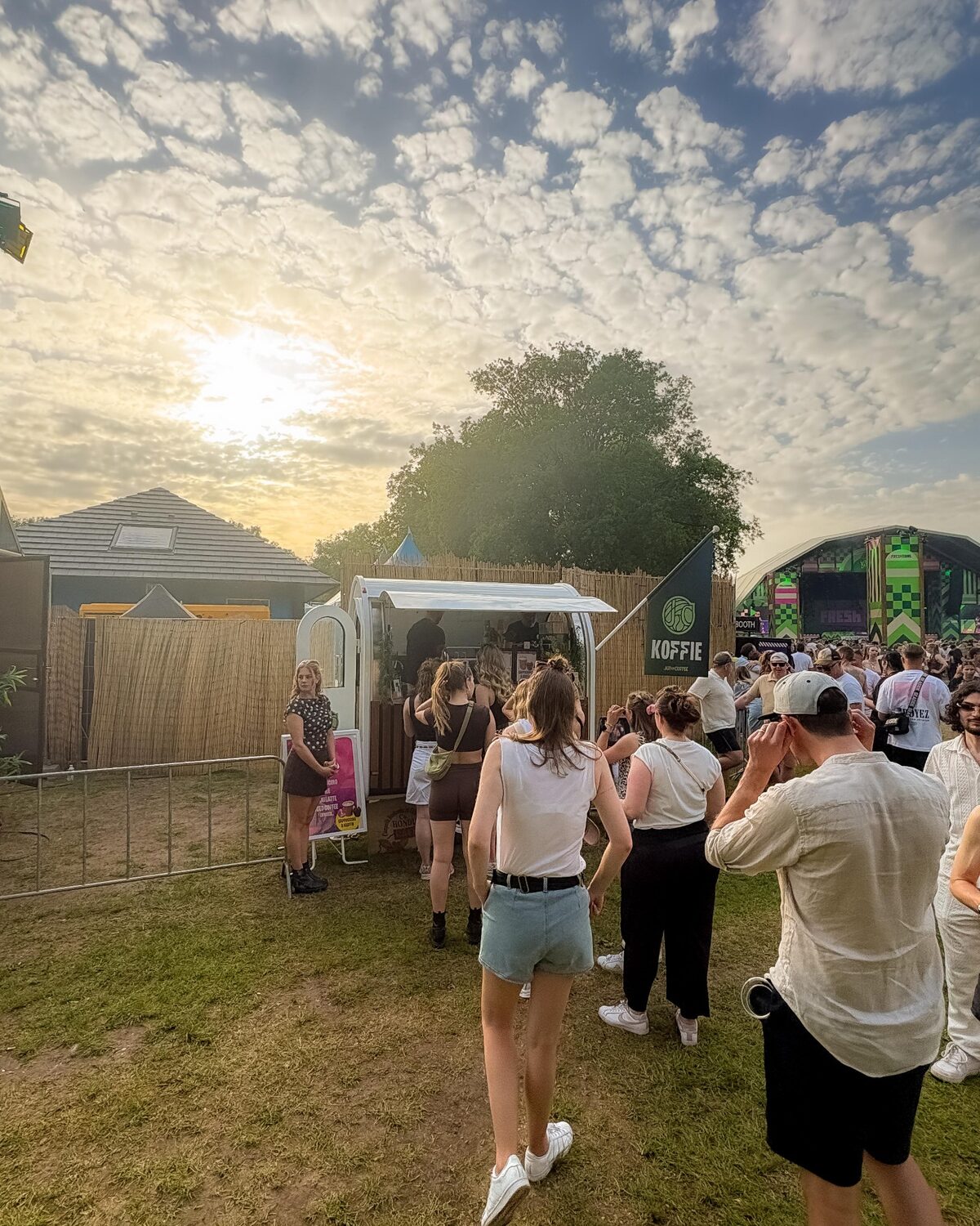 Bezoekers bij de mobiele koffietrailer van Joy of Coffee op Freshtival